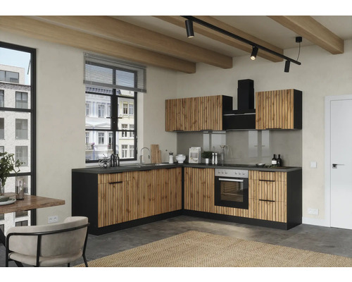 Helle Küche mit Holzfronten, schwarzen Arbeitsplatten und modernen Geräten