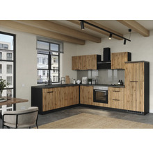 Moderne Küche mit Holzfronten und schwarzen Arbeitsplatten unter Holzbalkendecke