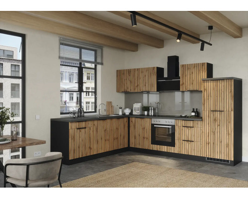 Held Möbel Winkelküche mit Geräten Trient 300 cm eiche matt zerlegt Variante reversibel 1115.6355 Helle Küche mit Holzfronten, schwarzen Arbeitsplatten und Dunstabzugshaube.