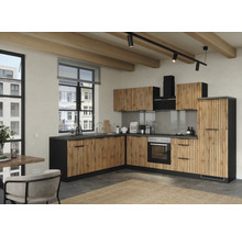 Moderne Küche mit Holzfronten und schwarzer Arbeitsplatte.