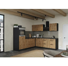 Moderne Küche mit Holzfronten, dunkler Arbeitsplatte und Deckenstrahlern für eine helle und organisierte Atmosphäre