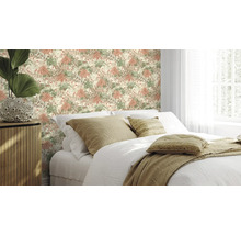 Schlafzimmer mit floral gemusterter Tapete und Bett