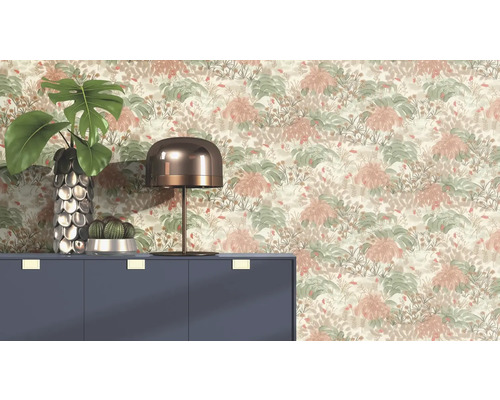 Dekoratives Zimmer mit gemusterter Tapete, Kommode, Lampe und Pflanzen