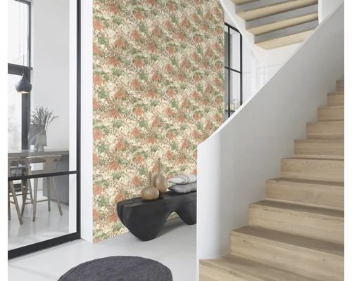 Flur mit floral gemusterter Tapete, Treppe und Dekoration