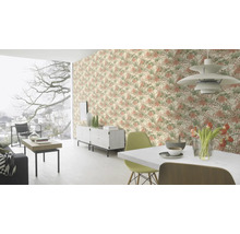 Wohnzimmer mit gemusterter Tapete, Esstisch und Stühlen.