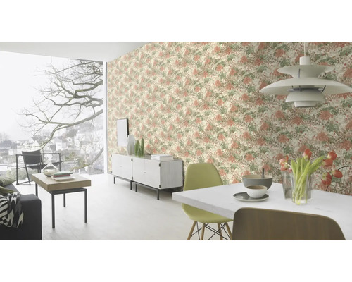 Wohnzimmer mit gemusterter Tapete, Esstisch und Stühlen.