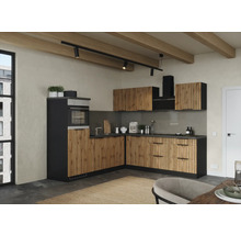 Moderne Küche mit Holzfronten, schwarzem Ofen und Dunstabzugshaube.