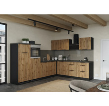 Moderne Küche mit Holzfronten, Arbeitsplatte und Küchengeräten.