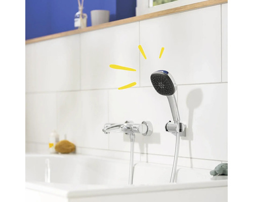 Moderne Badezimmerszene mit Handbrause und Armatur an der Badewanne