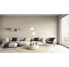 Wohnzimmer mit Ecksofa, Sessel, Couchtisch, runden Pendelleuchten, Wandregal und Holzpaneelen