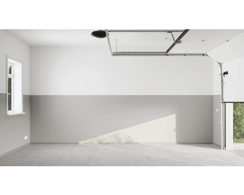 Leere Garage mit Betonboden, Fenster, Garagentor und Garagentorantrieb