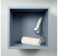 Farbwalze mit Bügel in blauem Regal