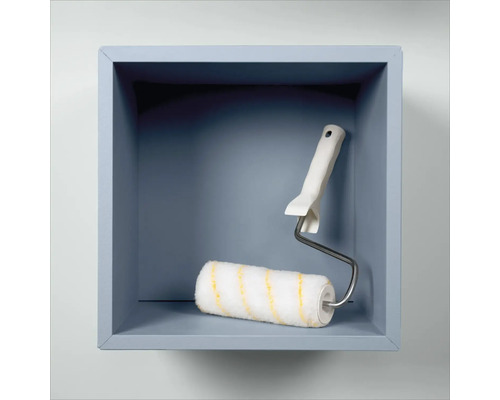 Farbwalze mit Bügel in blauem Regal