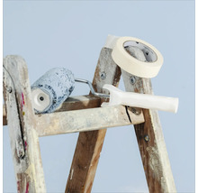 Farbe und Zubehör auf einer Leiter: Farbroller, Malerkrepp