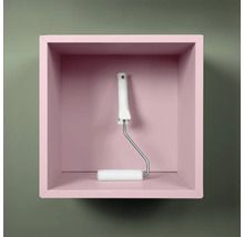 Farbwalze mit Griff in einem Regal