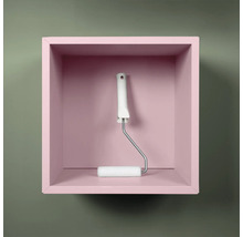 Farbroller in einem rosa Regal