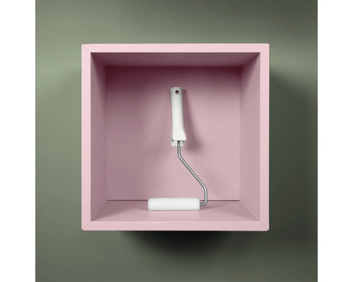Farbroller in einem rosa Regal