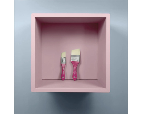 Zwei Lackierpinsel mit Kunststoffgriff im Regal