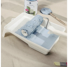 Farbtablett mit Farbroller und Farbe sowie Farbdose