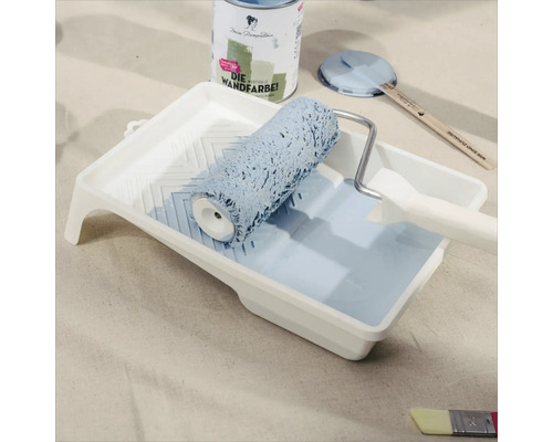 Farbtablett mit Farbroller und Farbe sowie Farbdose