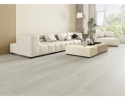 Helles Wohnzimmer mit Sofa, Couchtisch und großem Fenster