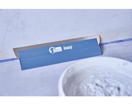 Knauf Flächenspachtel mit Logo und Eimer mit Spachtelmasse
