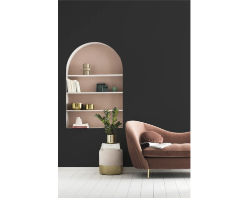 Wohnzimmer mit Regal, Dekorationen und Sofa