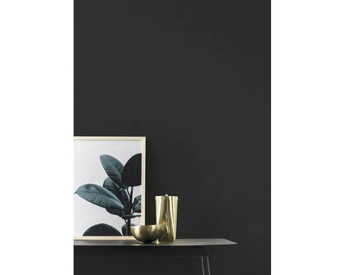 Dekorative Szene mit Bild, Behälter und Schale auf einem Tisch.