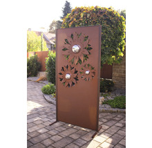 Dekorativer Sichtschutz aus Metall mit Sonnenblumenmuster im Garten