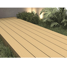 Terrassendielen aus Holzverbundwerkstoff im Außenbereich