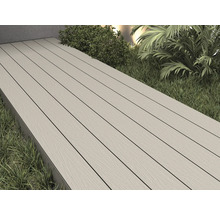 Terrassendielen aus Holz auf Rasenfläche