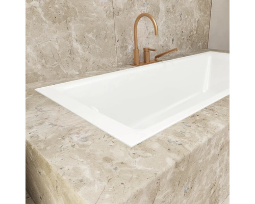 Weisse Badewanne mit Armatur auf Marmorplatte