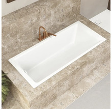 Eingebaute Badewanne mit Armatur im Badezimmer