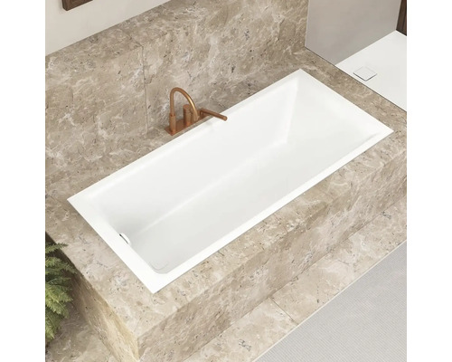 Eingebaute Badewanne mit Armatur im Badezimmer