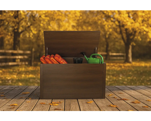 Geöffnete Gartenbox mit Gartenhandschuhen, Gießkanne und Pflanztopf