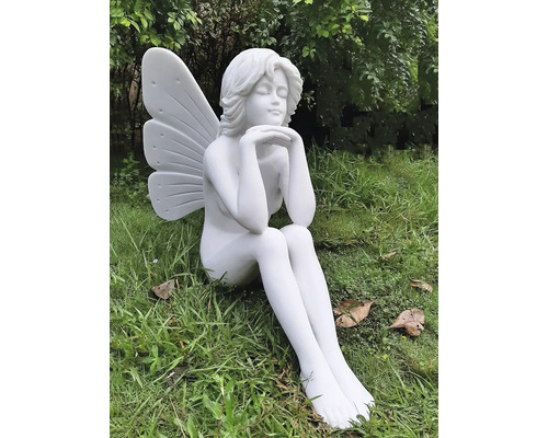 Gartenfigur einer sitzenden Fee mit Flügeln