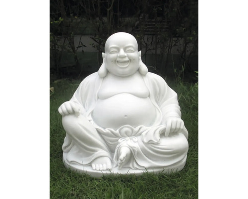 Lachende Buddha Figur im Garten auf Gras