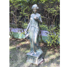 Frauenstatue mit Krug und Schale als Gartendekoration