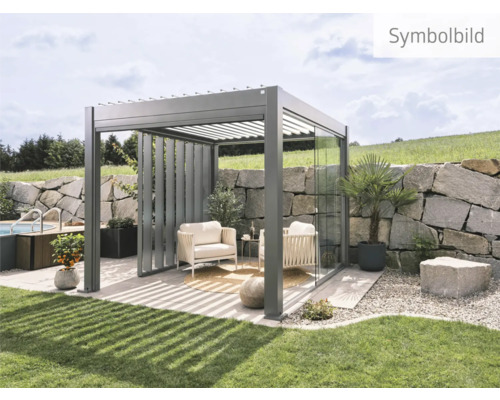 Terrasse mit Pavillon, Gartenmöbeln und Pool vor einer Steinmauer