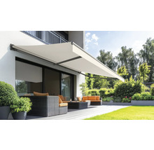 Terrasse mit Markise zum Sonnenschutz und Gartenmöbeln