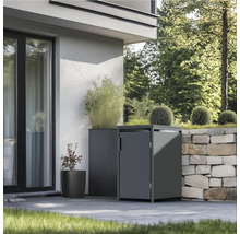 Mülltonnenbox auf einer Terrasse mit Pflanzen
