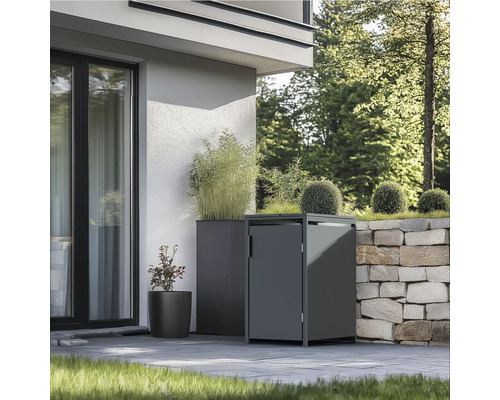 Mülltonnenbox auf einer Terrasse mit Pflanzen