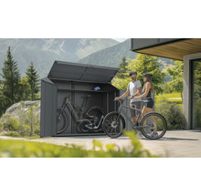 Fahrradbox mit Fahrrädern und zwei Personen im Außenbereich