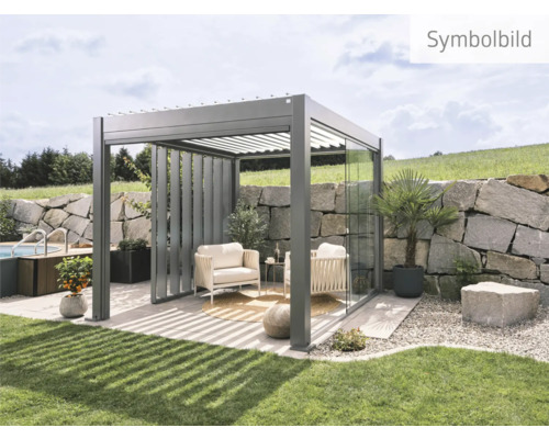 Freistehende Terrassenüberdachung mit Sitzmöbeln und Pool im Garten