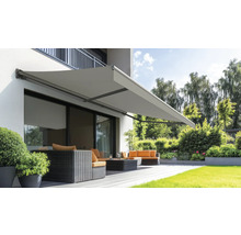 Terrasse mit Markise und Gartenmöbeln für den Außenbereich