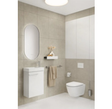 Modernes Badezimmer mit Waschbeckenunterschrank, Wandtoilette und Spiegel