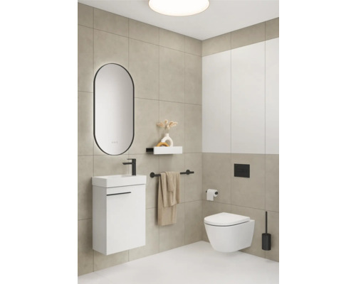 Modernes Badezimmer mit Waschtisch, Spiegel, Toilette und Handtuchhalter