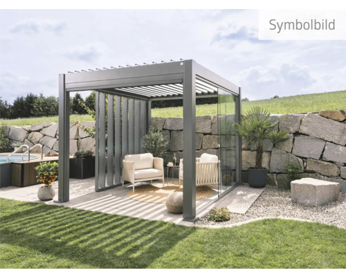 Terrasse mit Pergola, Gartenmöbeln und Steinmauer