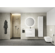 Helles Badezimmer mit Dusche, Waschtisch mit Spiegel, Toilette und Bademantel