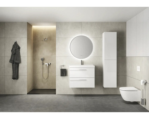 Helles Badezimmer mit Dusche, Waschtisch mit Spiegel, Toilette und Bademantel